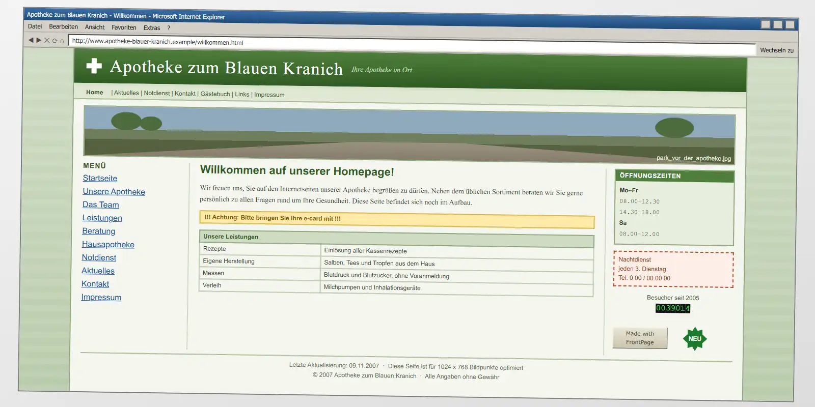 Alte Apotheken-Website in einem Browserfenster: grün-beige, Öffnungszeiten in einer Randspalte, Parkfoto als Aufmacher
