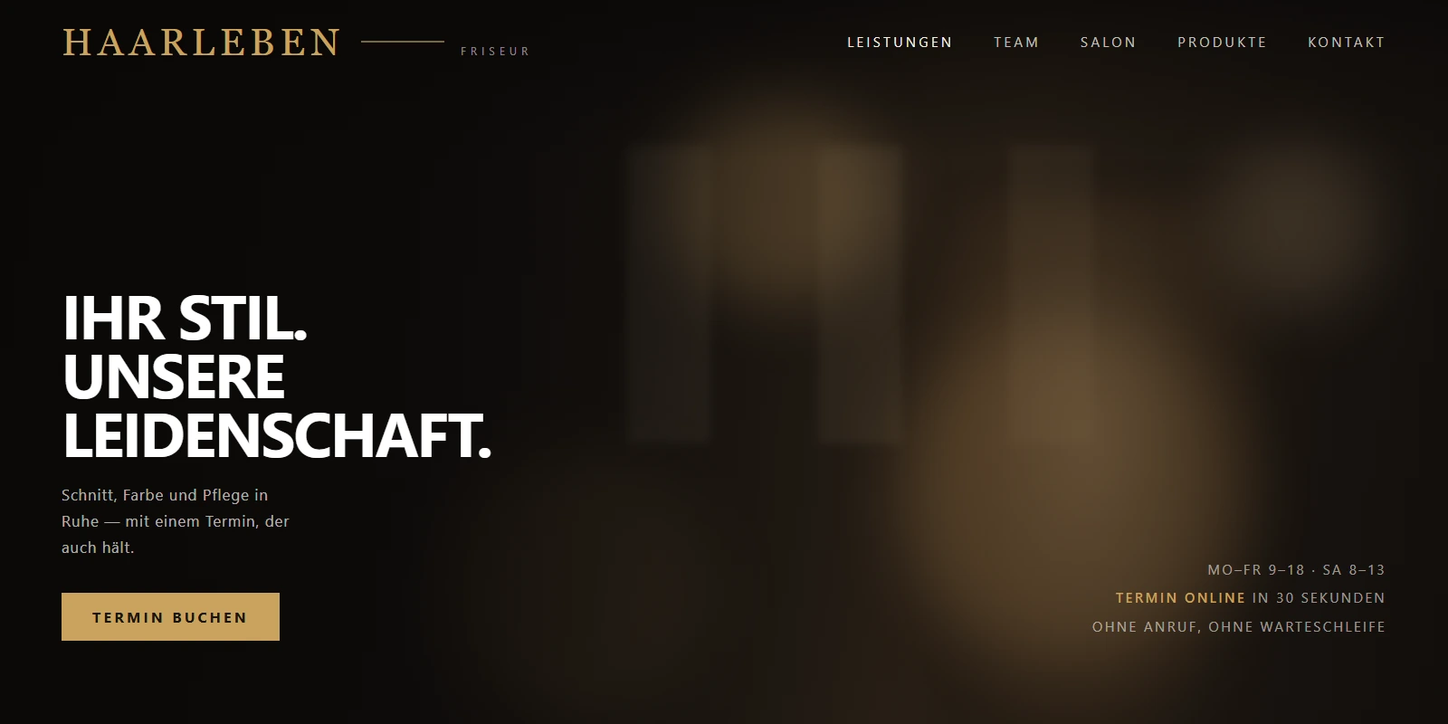 Neue Friseur-Website: dunkler Kopfbereich mit goldenem Schriftzug, großes Salonfoto, ein Knopf für die Terminbuchung
