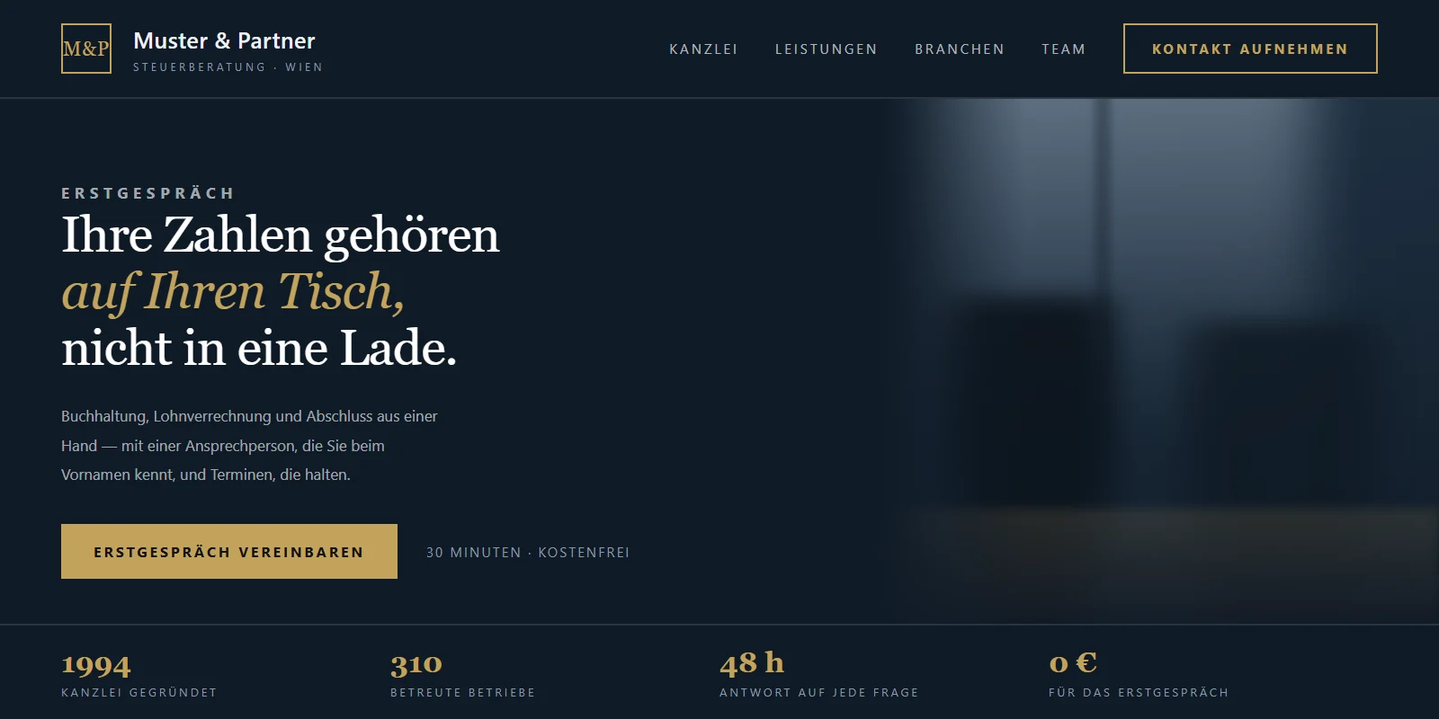 Neue Steuerberater-Website: dunkler Kopfbereich mit Monogramm, Foto zweier Beratender im Gespräch, ein Knopf für die Kontaktaufnahme