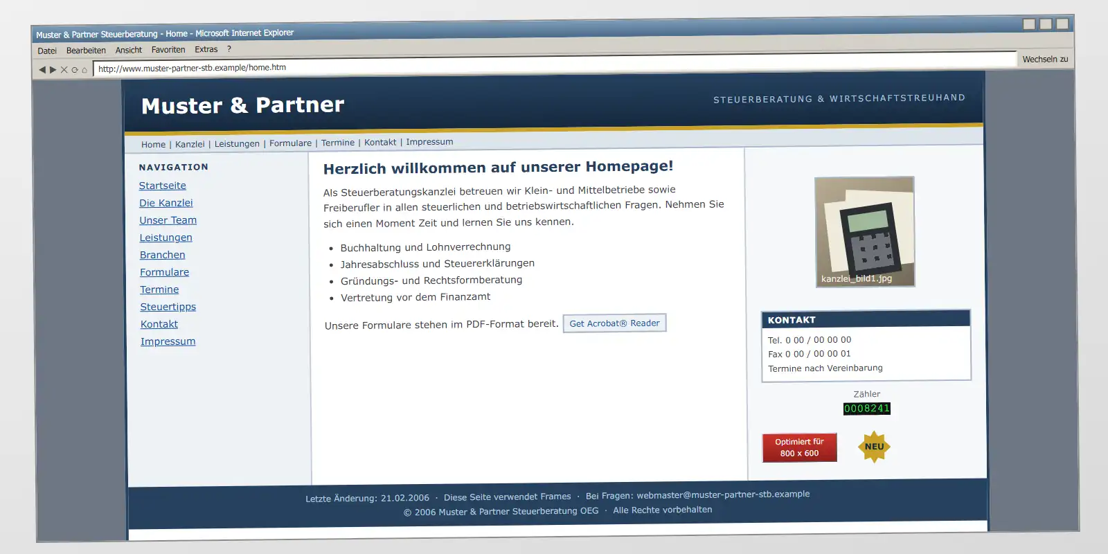 Alte Steuerberater-Website in einem Browserfenster: dunkelblaue Kopfleiste, Linkliste am linken Rand, Foto von Taschenrechner und Papieren